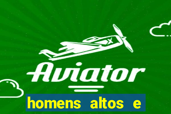 homens altos e sarados pelados